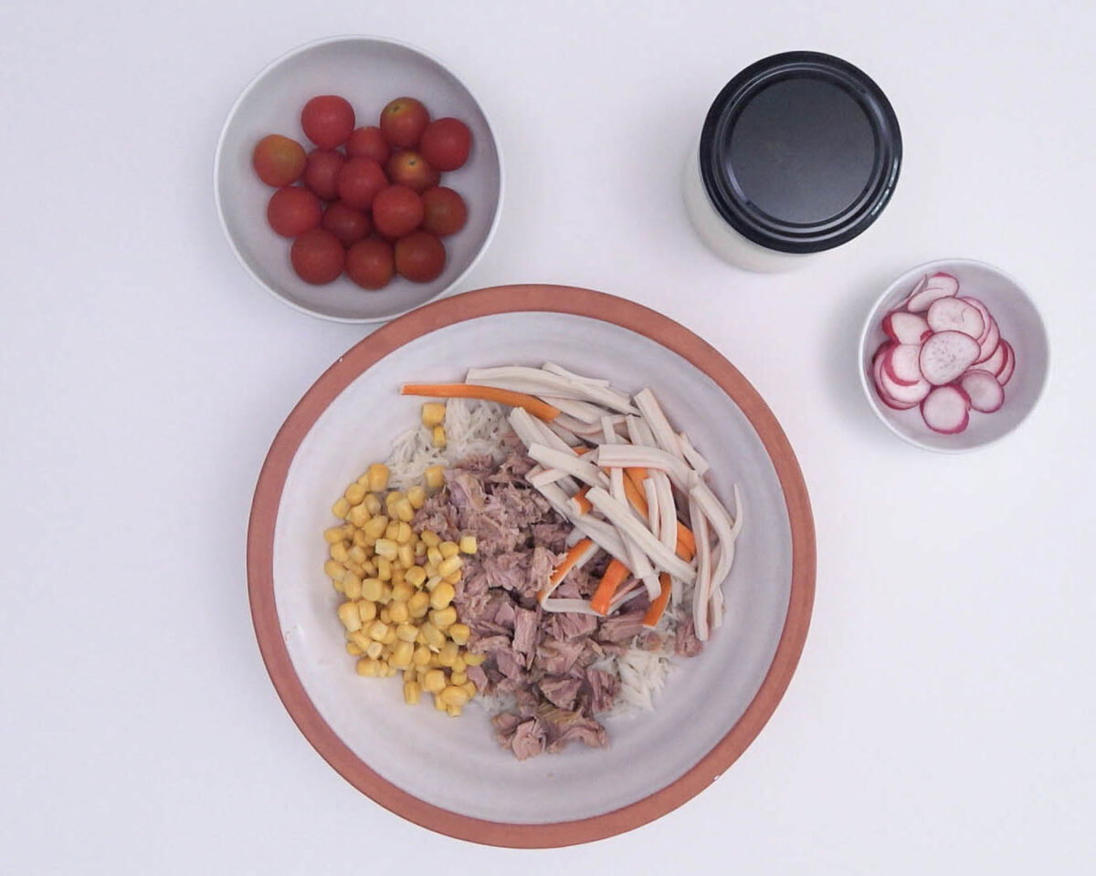 ensalada de arroz, palitos de cangrejo y atún 10