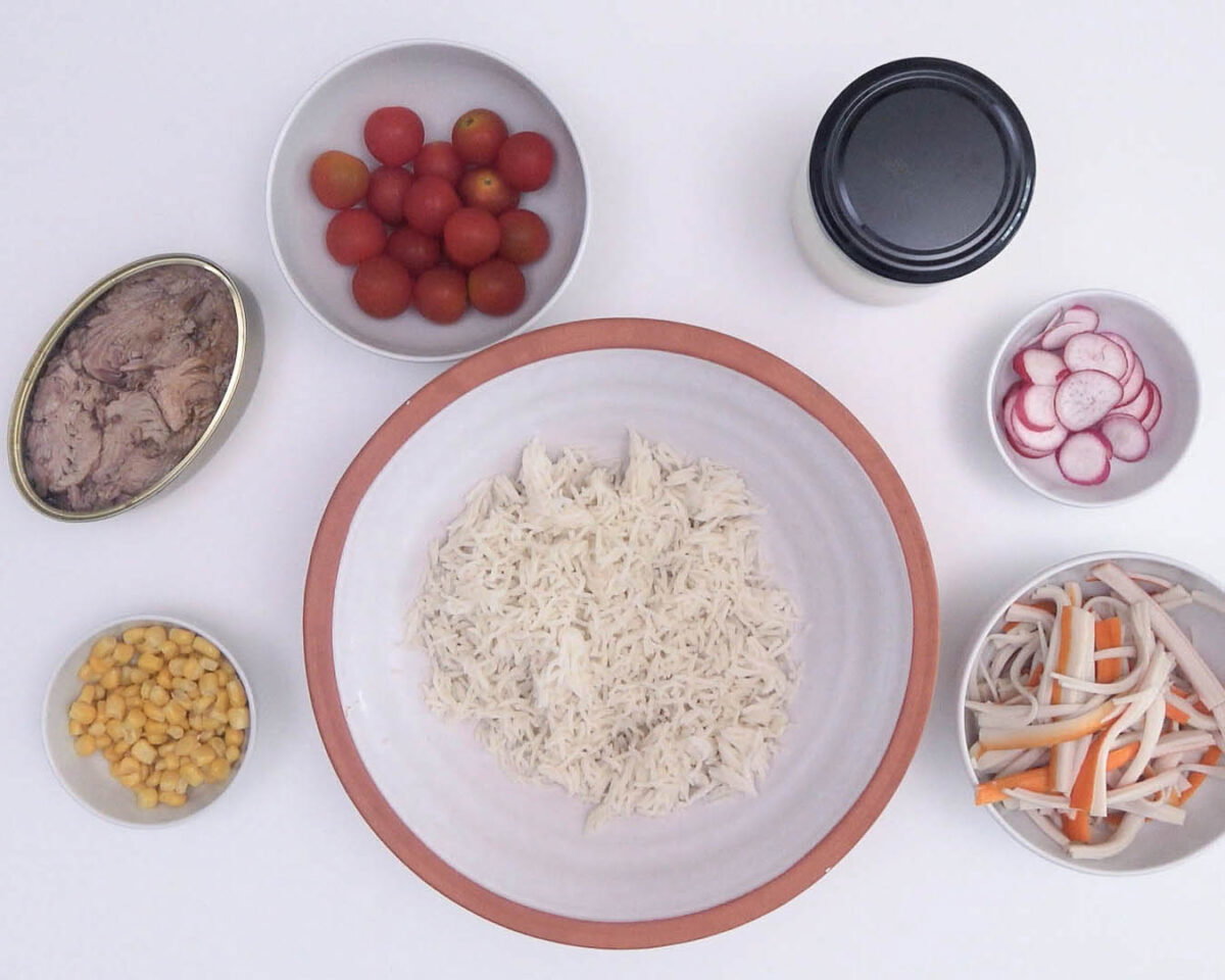 ensalada de arroz, palitos de cangrejo y atún 8