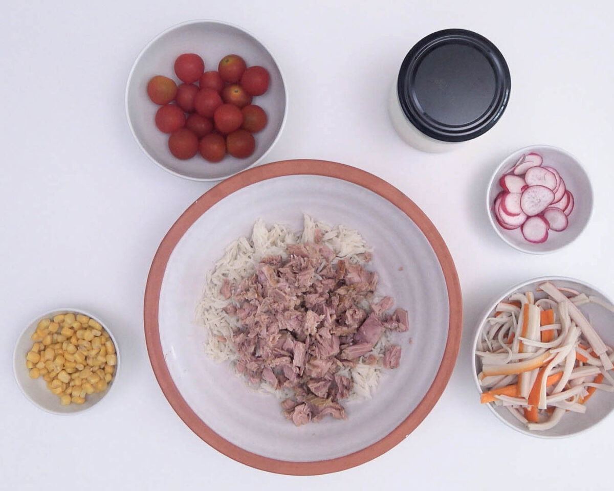 ensalada de arroz, palitos de cangrejo y atún 9