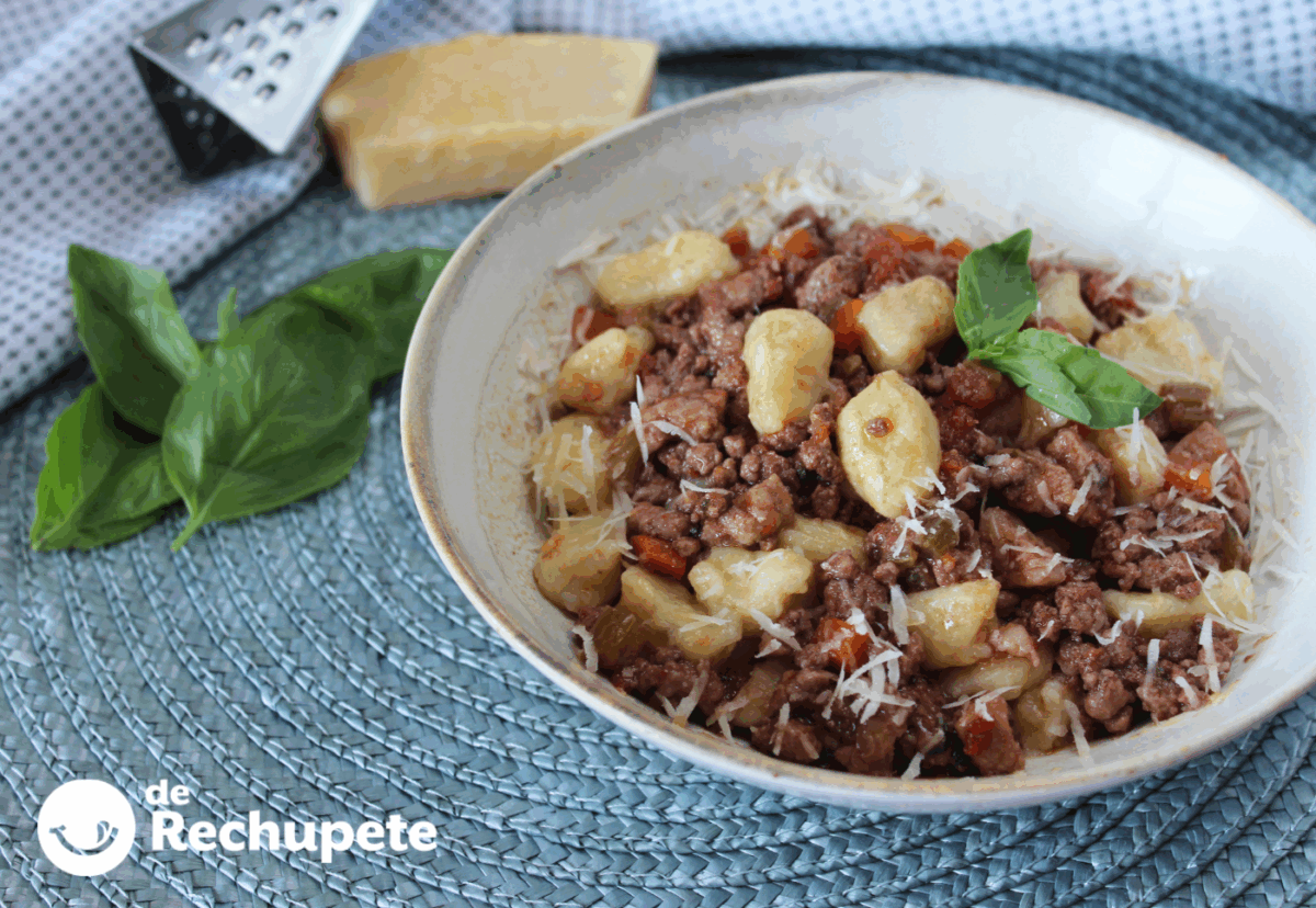 Ñoquis con salsa boloñesa