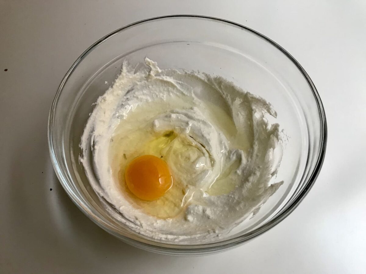 Receta de tortitas de avena: añadir huevo