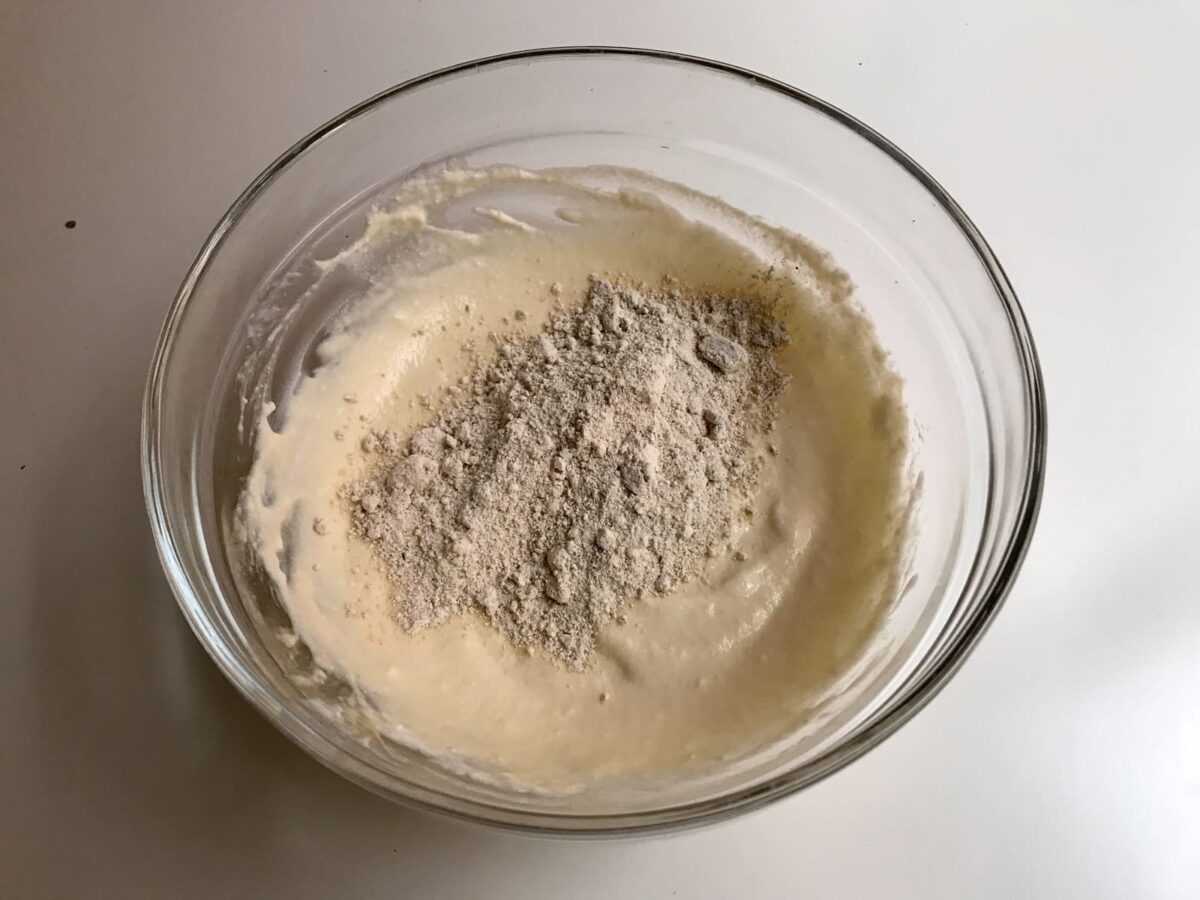 Receta de tortitas de avena: añadir harina de avena