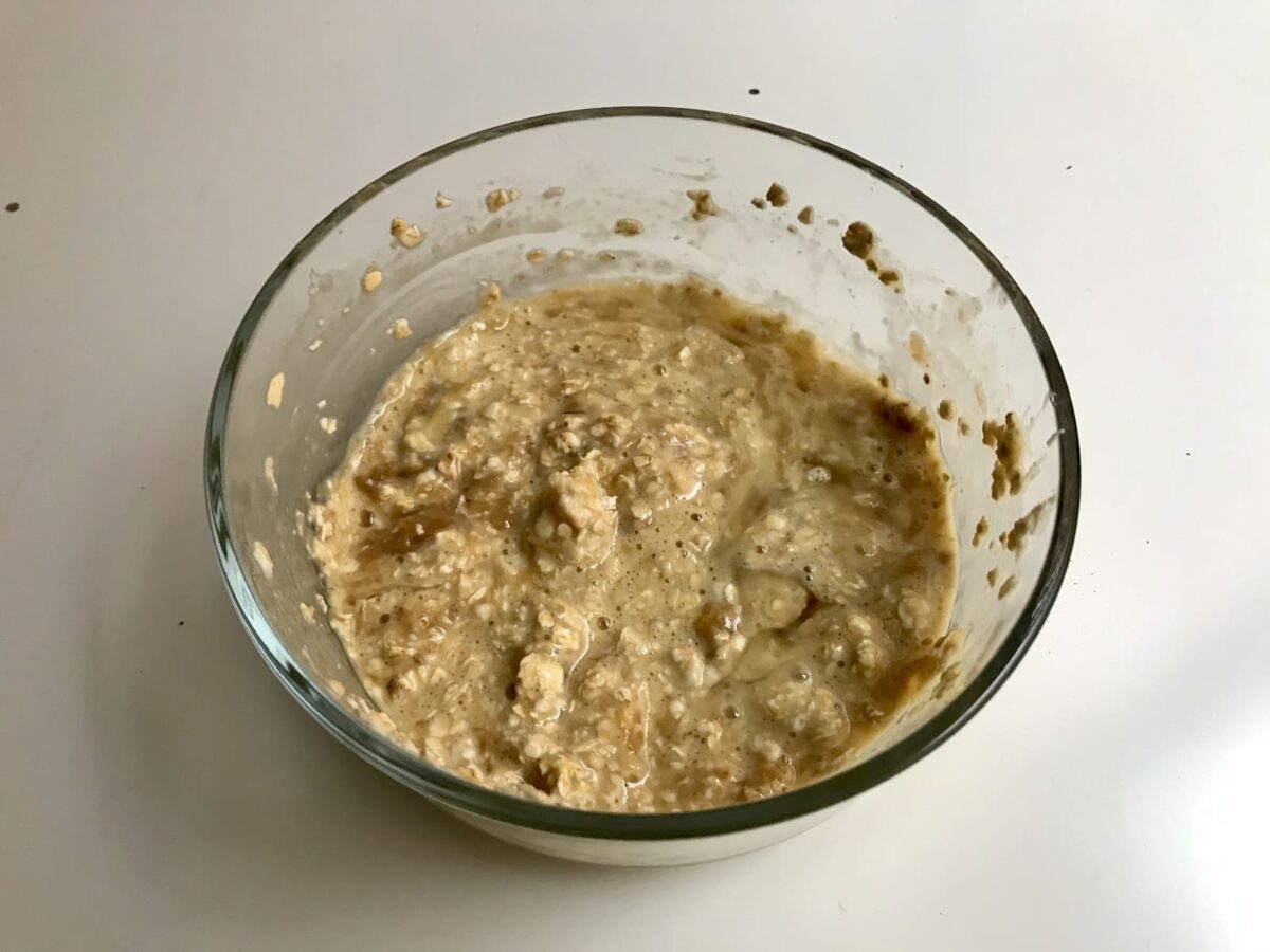 Receta de tortitas de avena con plátano: mezclar