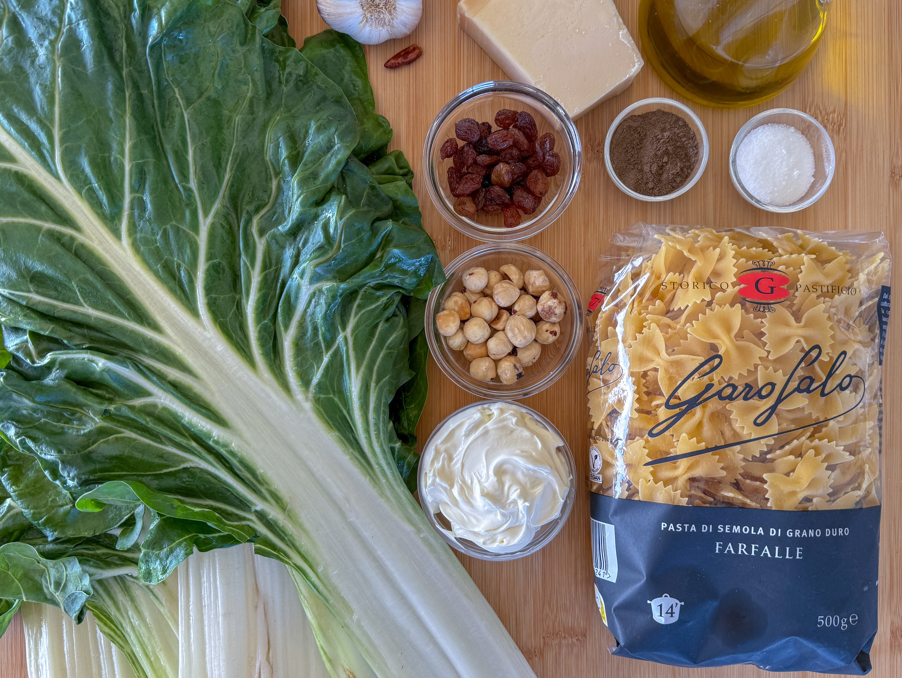 Pasta Farfalle con acelgas, queso crema, pasas y avellanas