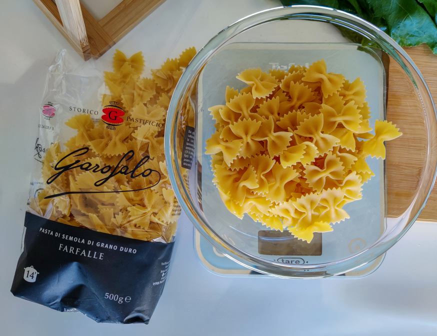 Pasta Farfalle con acelgas, queso crema, pasas y avellanas