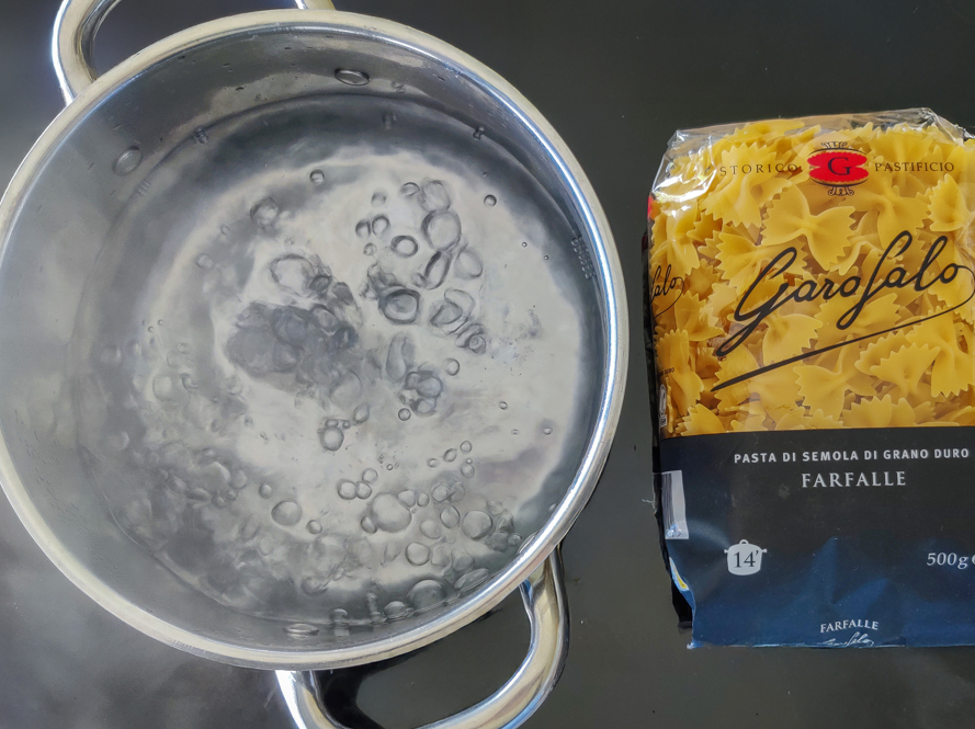 Pasta Farfalle con acelgas, queso crema, pasas y avellanas