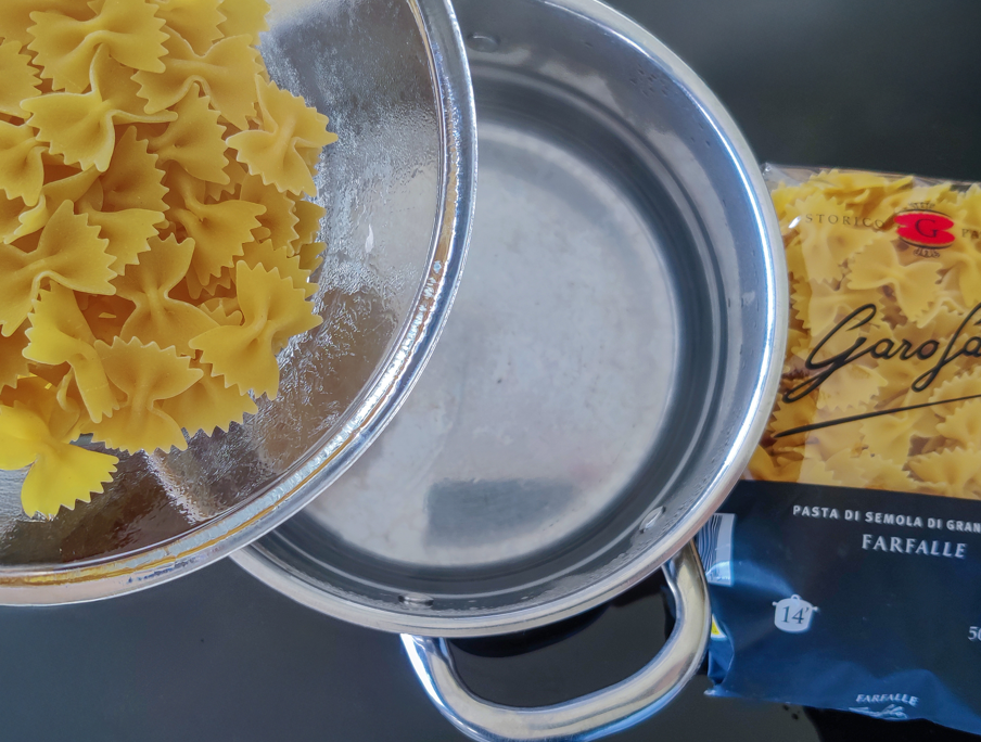 Pasta Farfalle con acelgas, queso crema, pasas y avellanas