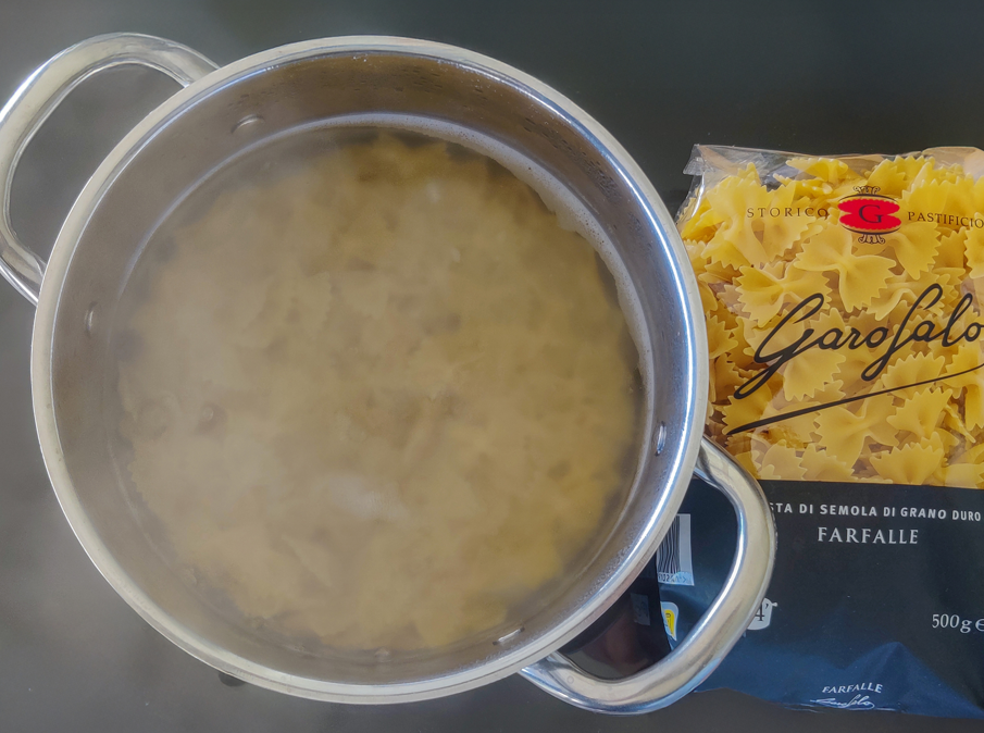 Pasta Farfalle con acelgas, queso crema, pasas y avellanas