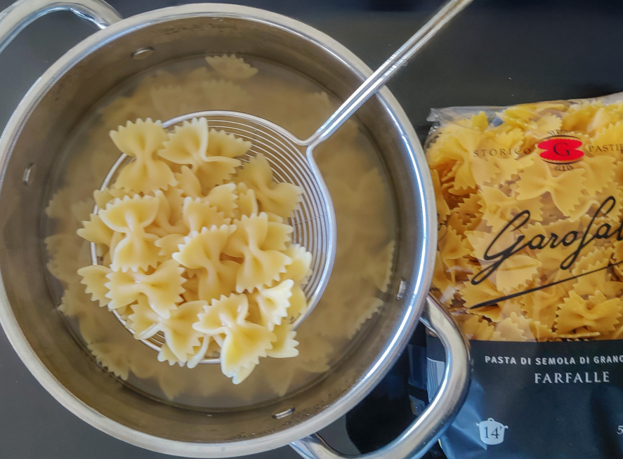 Pasta Farfalle con acelgas, queso crema, pasas y avellanas