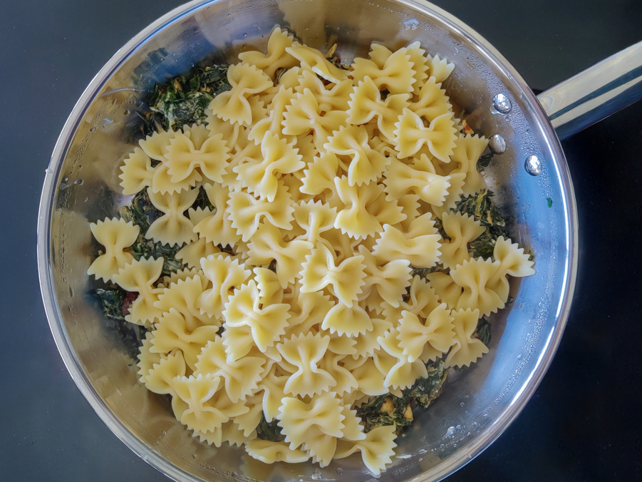 Pasta Farfalle con acelgas, queso crema, pasas y avellanas