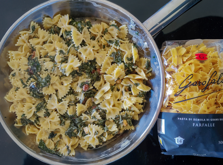 Pasta Farfalle con acelgas, queso crema, pasas y avellanas