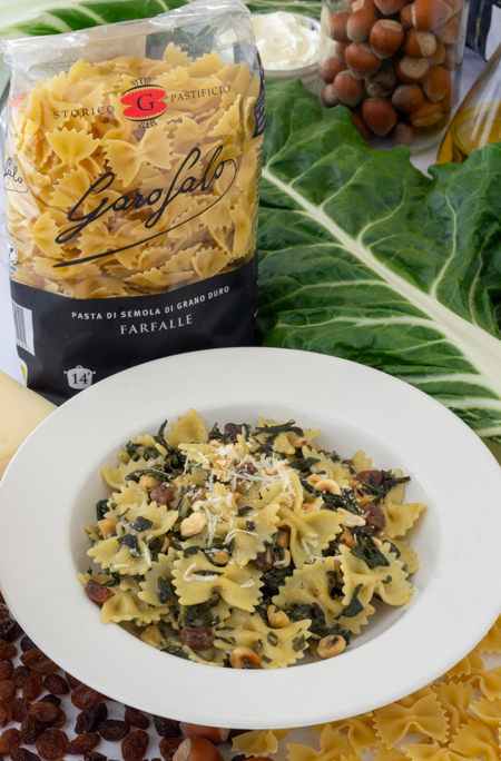 Pasta Farfalle con acelgas, queso crema, pasas y avellanas