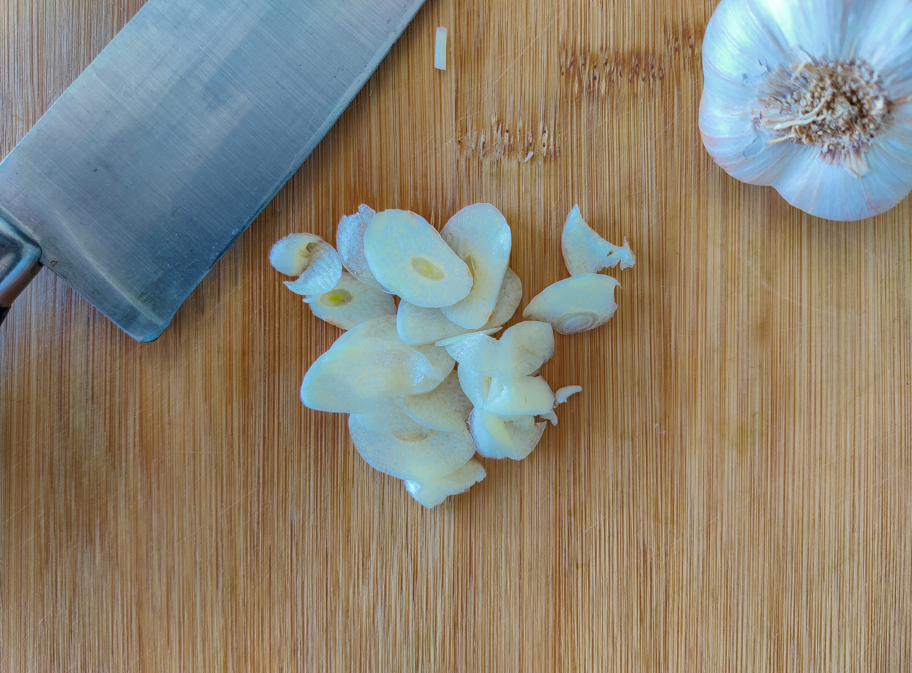 Pasta Farfalle con acelgas, queso crema, pasas y avellanas