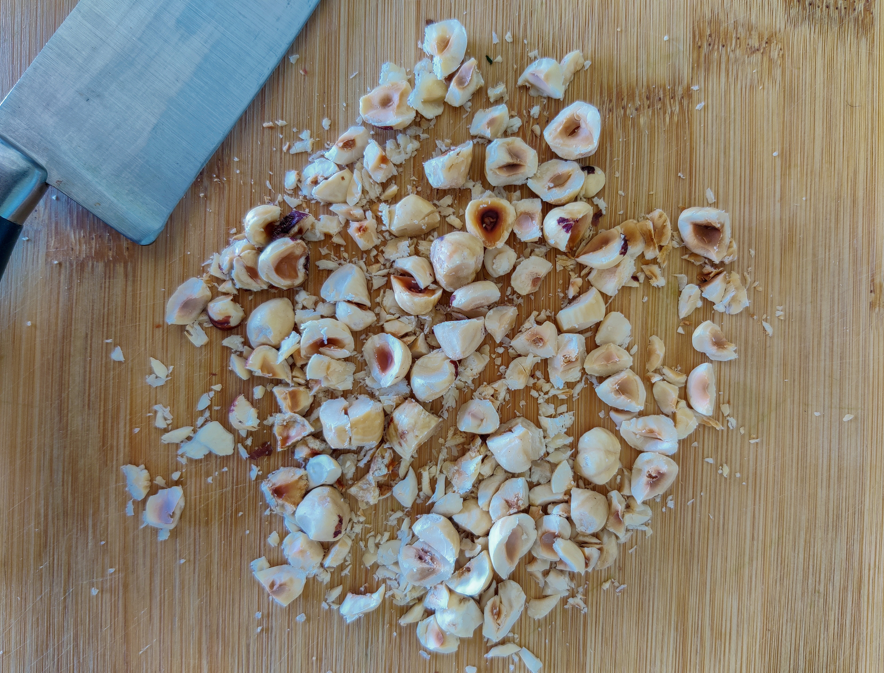 Pasta Farfalle con acelgas, queso crema, pasas y avellanas