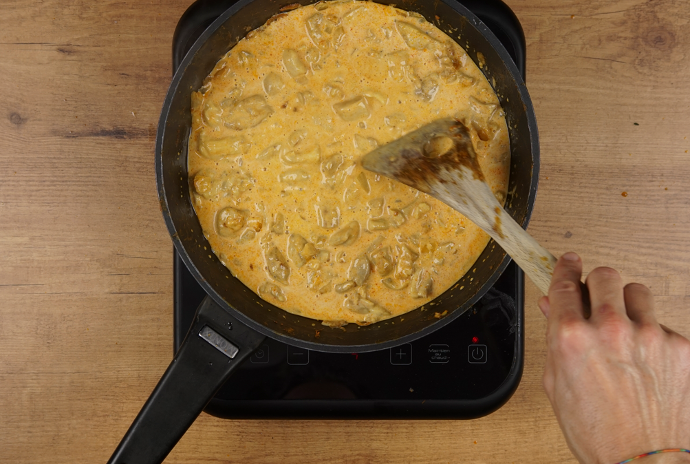 Pollo al curry con nata