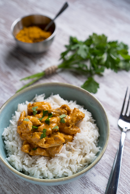 Pollo al curry con nata