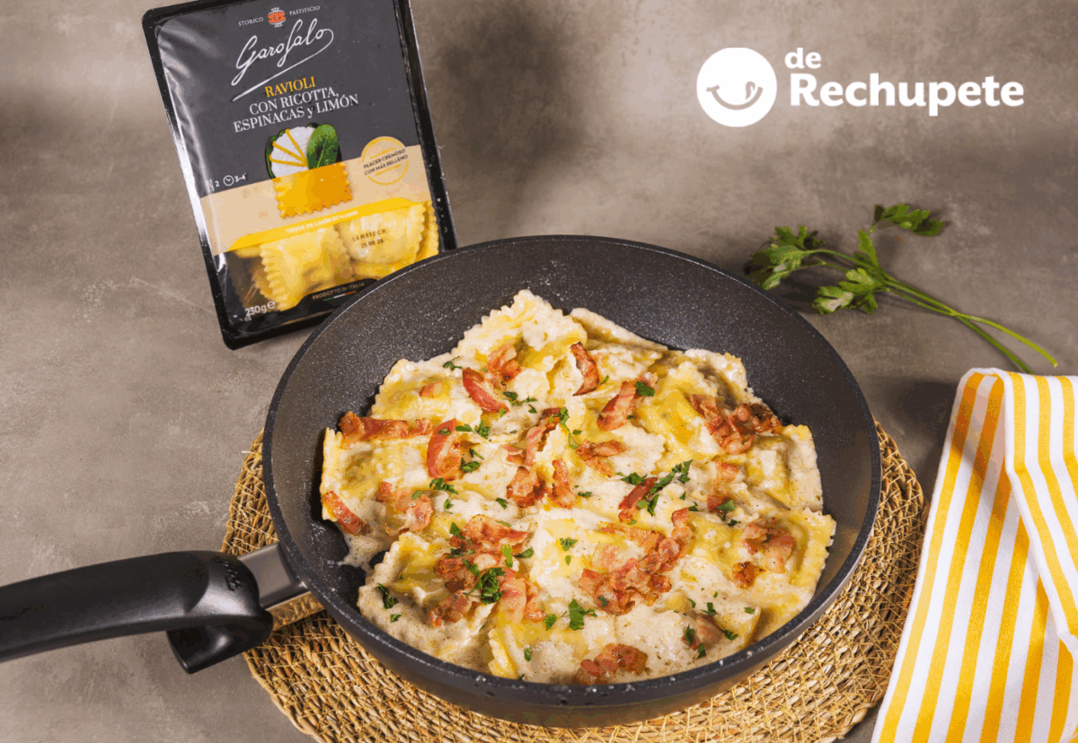 Raviolis rellenos de espinacas con salsa de ajo, queso y espolvoreado con beicon crujiente