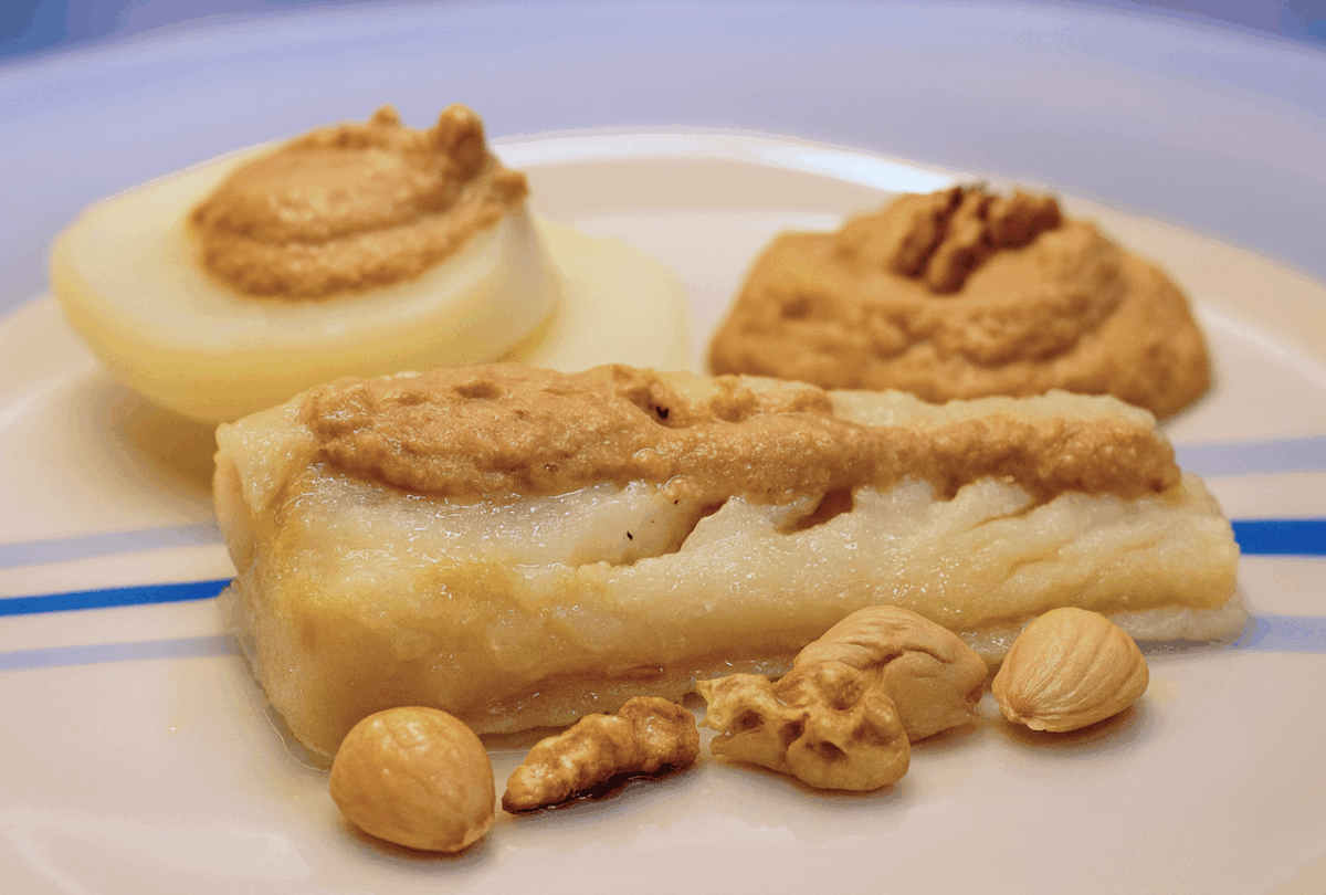Lomos de bacalao con patatas y salsa romesco