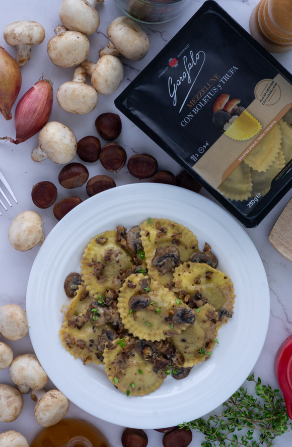 Mezzelune de Boletus y trufa en salsa de champiñones y castañas crujientes