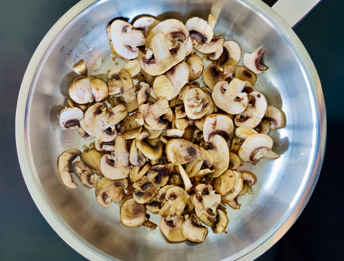 Mezzelune de Boletus y trufa en salsa de champiñones y castañas crujientes