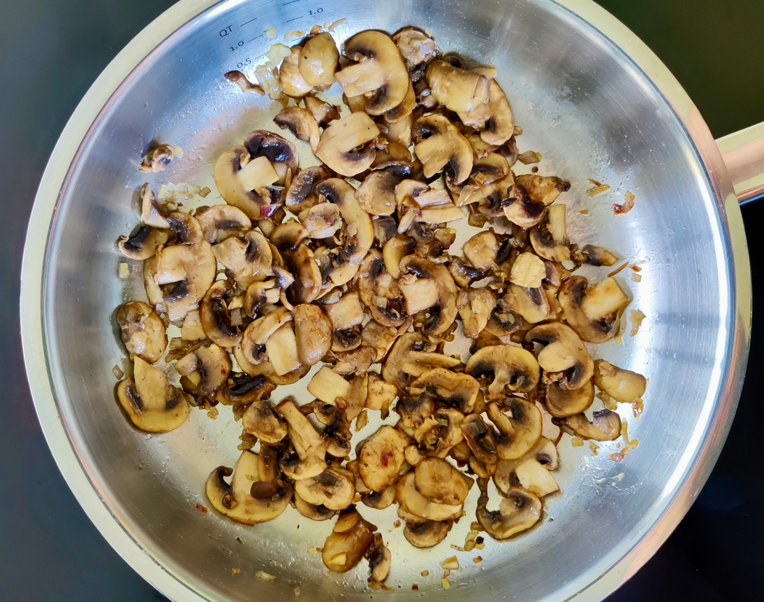 Mezzelune de Boletus y trufa en salsa de champiñones y castañas crujientes
