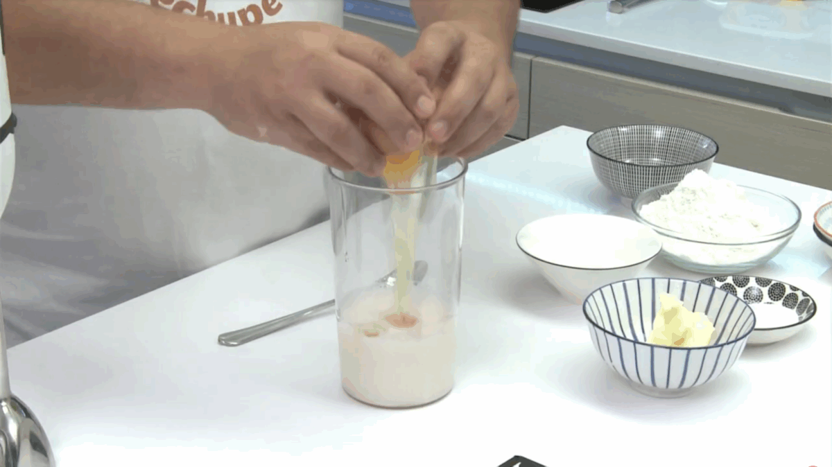 Cómo hacer tortitas: añadir ingredientes líquidos