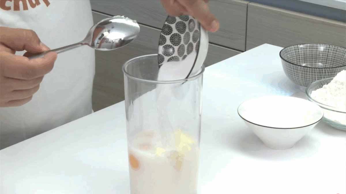 Cómo hacer tortitas: añadir azúcar