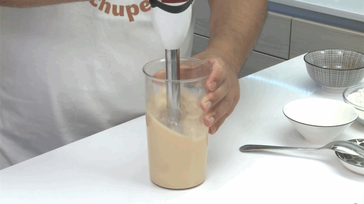 Cómo hacer tortitas: batir todo