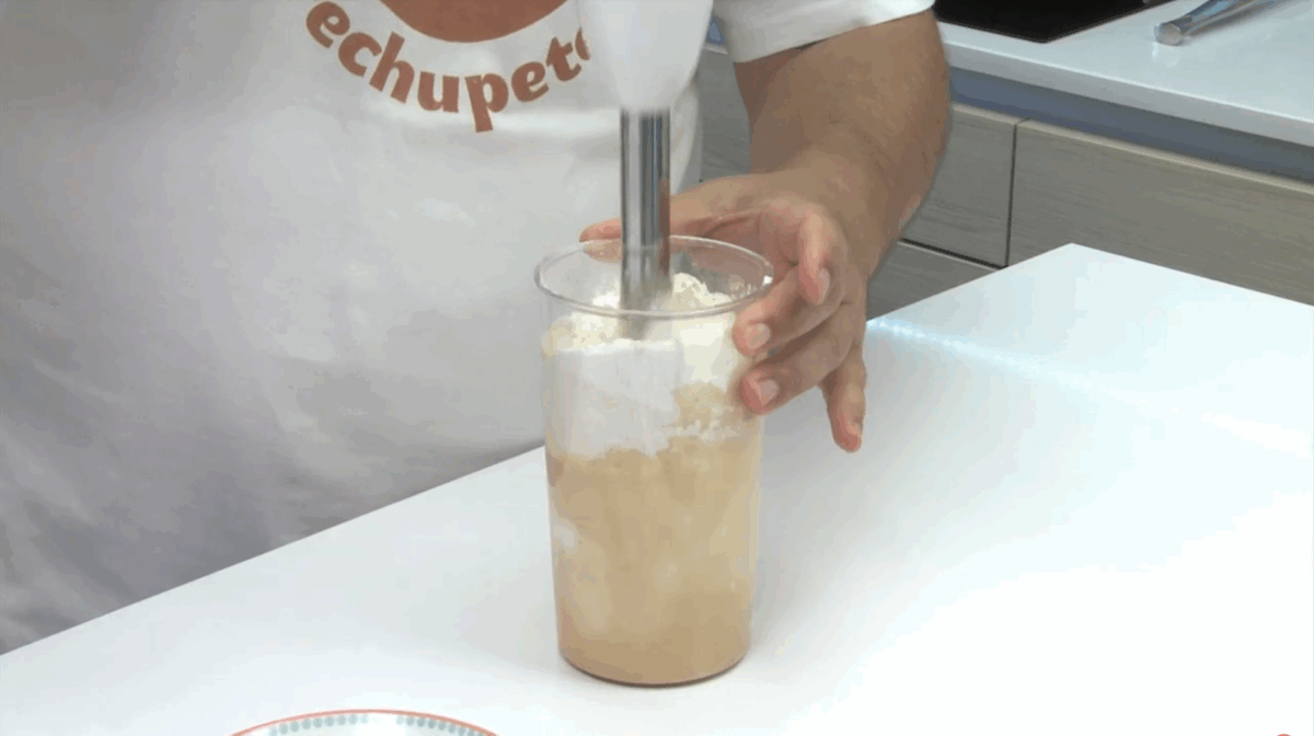 Cómo hacer tortitas: añadir ingredientes secos y batir