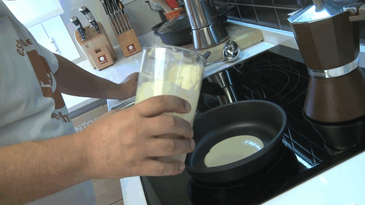 Cómo hacer tortitas: verter masa en la sartén caliente