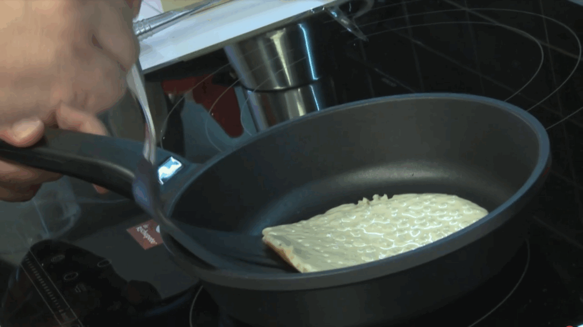 Cómo hacer tortitas: cuando haya burbujas dar la vuelta