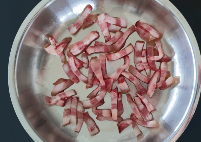 Salsa boscaiola. Receta italiana para mezclar con pasta o carne
