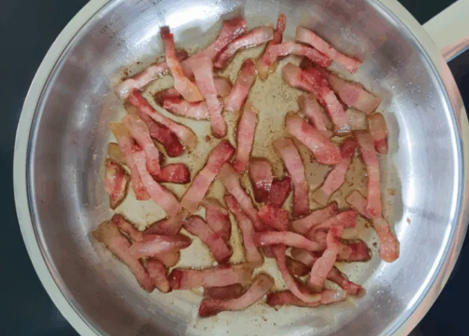 Salsa boscaiola. Receta italiana para mezclar con pasta o carne