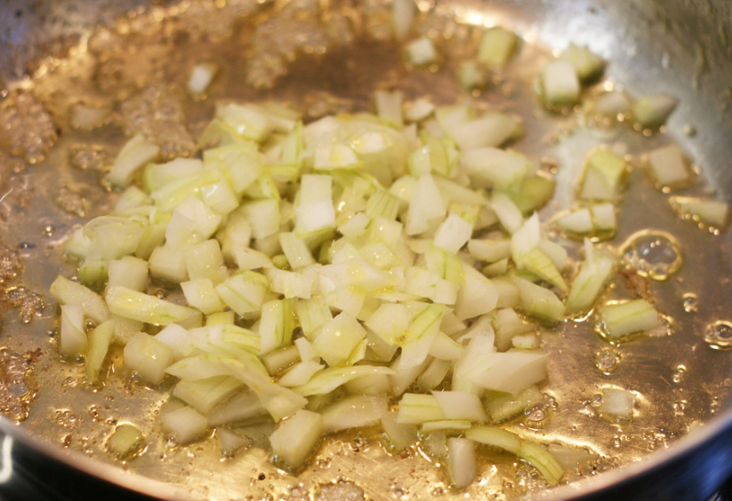 Salsa boscaiola. Receta italiana para mezclar con pasta o carne