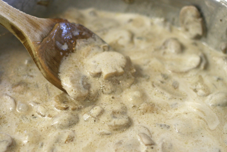 Salsa boscaiola. Receta italiana para mezclar con pasta o carne
