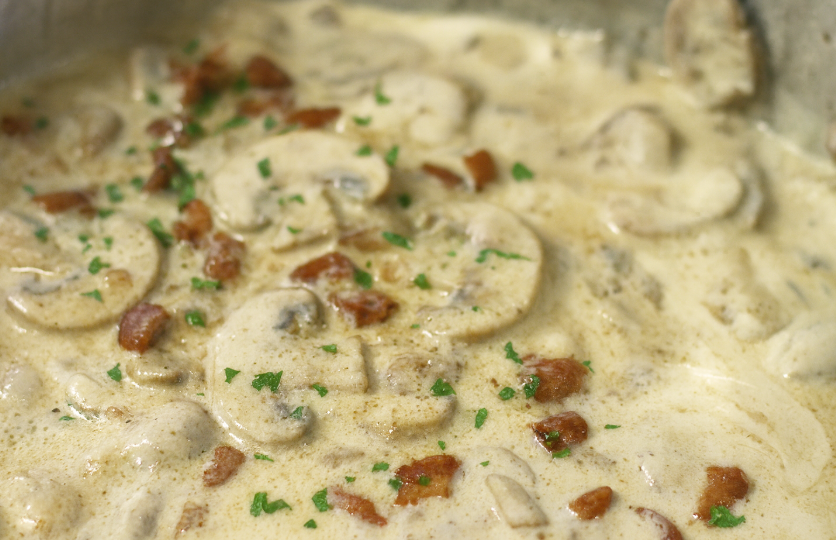 Salsa boscaiola. Receta italiana para mezclar con pasta o carne