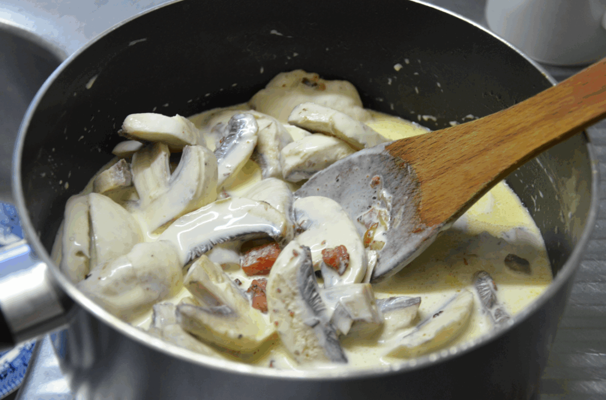Salsa boscaiola. Receta italiana para mezclar con pasta o carne