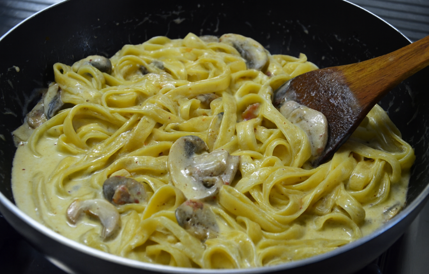 Salsa boscaiola. Receta italiana para mezclar con pasta o carne