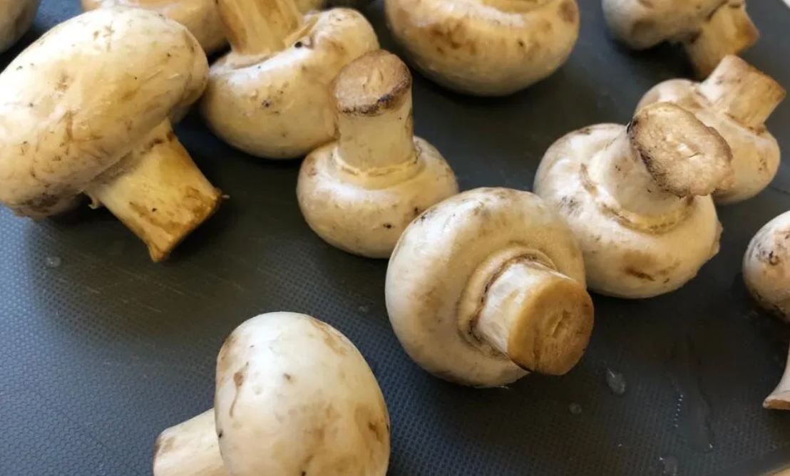 Salsa boscaiola. Receta italiana para mezclar con pasta o carne