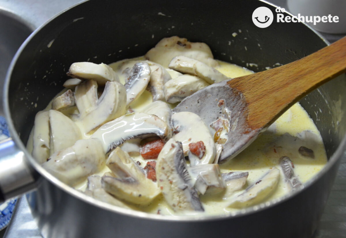 Salsa boscaiola. Receta italiana para mezclar con pasta o carne