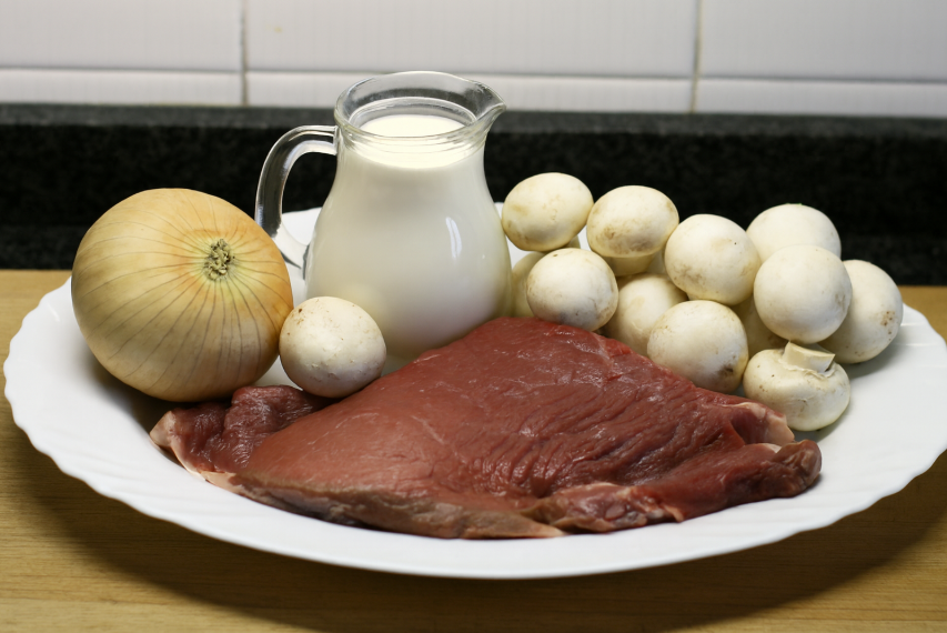 Ternera Strogonoff. Receta de carne en salsa con champiñones