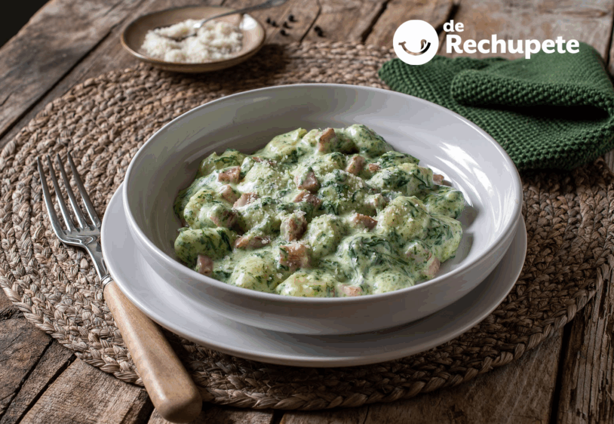 Ñoquis con salsa cremosa de rúcula y panceta