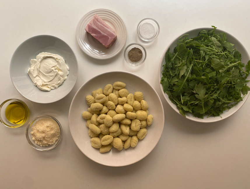 Ñoquis con salsa cremosa de rúcula y panceta