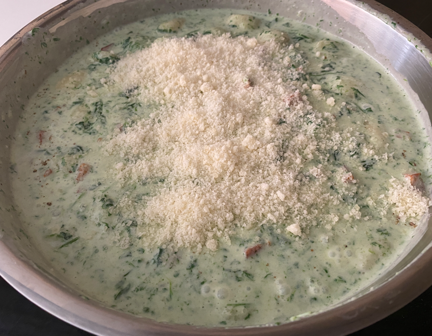 Ñoquis con salsa cremosa de rúcula y panceta
