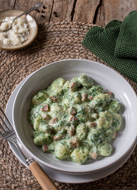 Ñoquis con salsa cremosa de rúcula y panceta