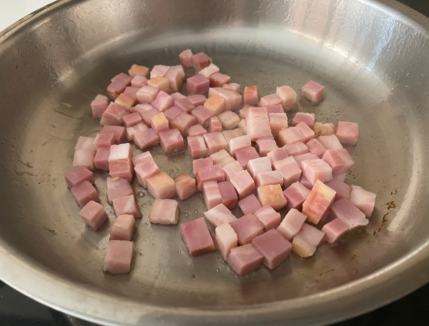 Ñoquis con salsa cremosa de rúcula y panceta