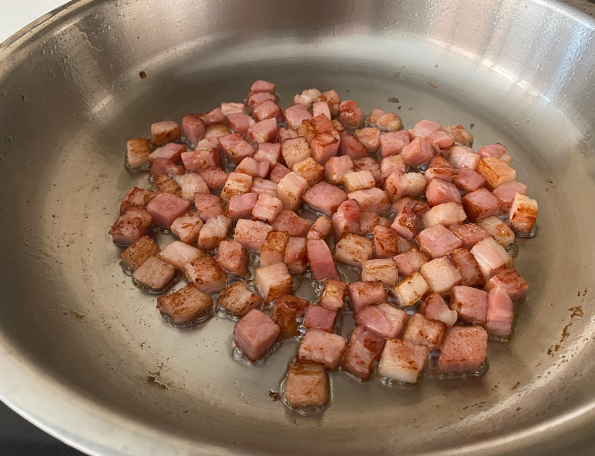 Ñoquis con salsa cremosa de rúcula y panceta