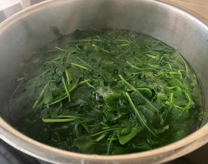 Ñoquis con salsa cremosa de rúcula y panceta
