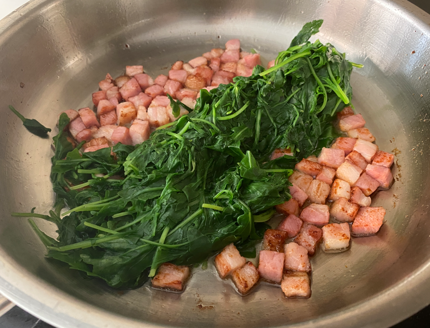 Ñoquis con salsa cremosa de rúcula y panceta