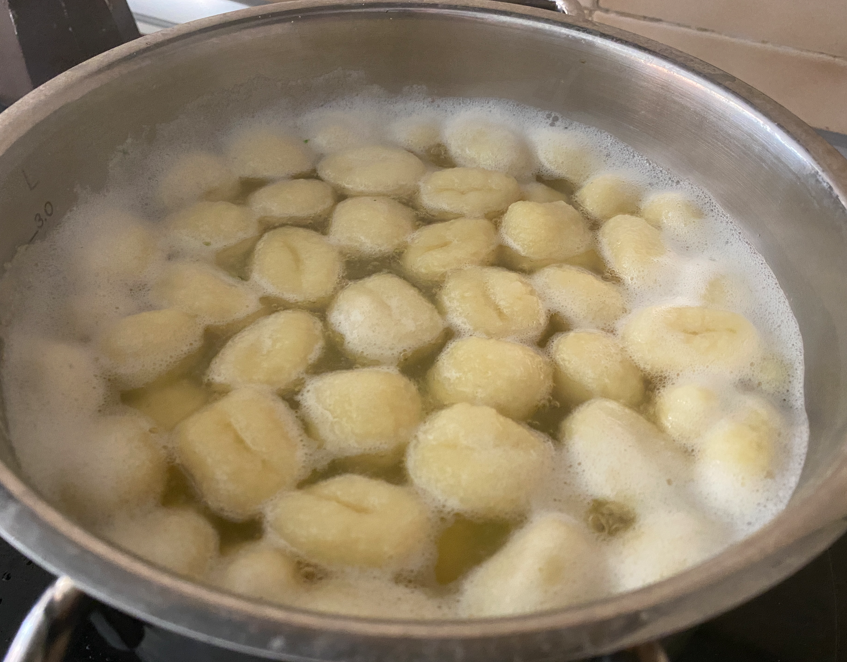Ñoquis con salsa cremosa de rúcula y panceta